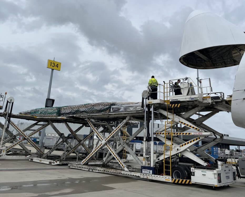 Oversize-Fracht per nose loader in die geöffnete Nase einer B747-400F in Liège.